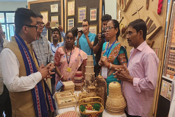 MoS Pabitra Margherita visits Weavers