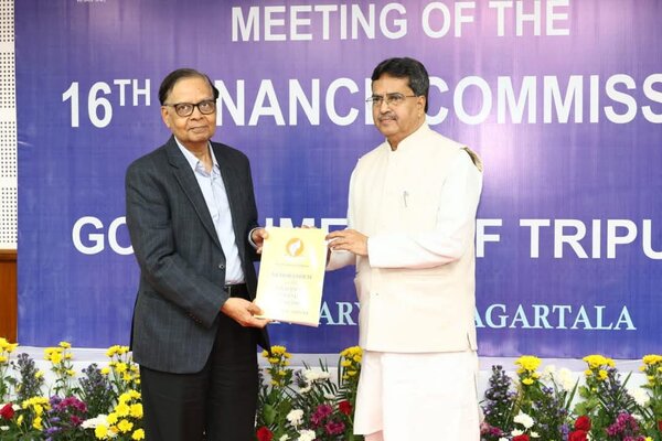 Tripura CM hands over memorandum to 16th Finance Commission