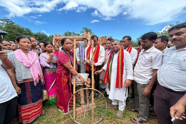 Present Govt doesn’t judge political colour in delivery of benefits to people: Ratan