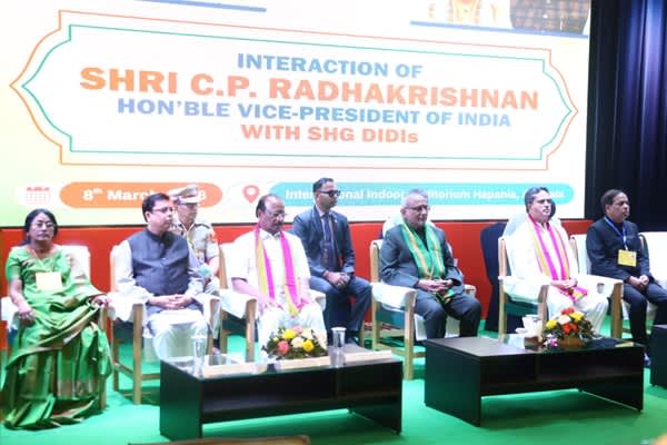 Vice President Meets Women SHGs in Tripura on Wome...