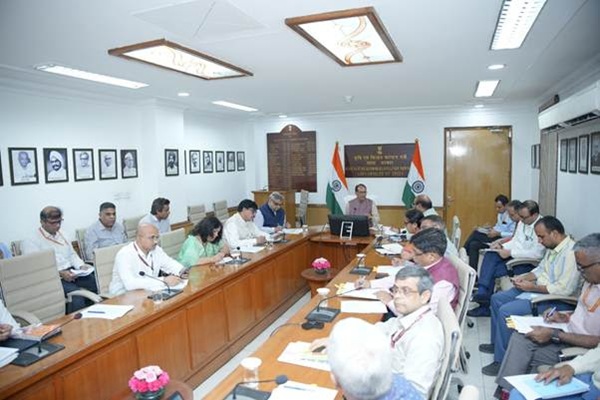 Shivraj reviews agriculture sector in Delhi meetin...