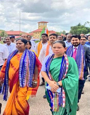 Transshipment of goods via B’Desh: MoS Pratima Bhowmik welcomes trial consignment at Srimantapur LCS