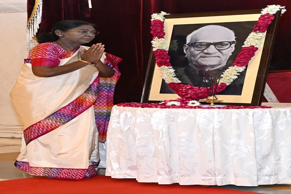 PRESIDENT OF INDIA PAYS FLORAL TRIBUTES TO SHRI V....