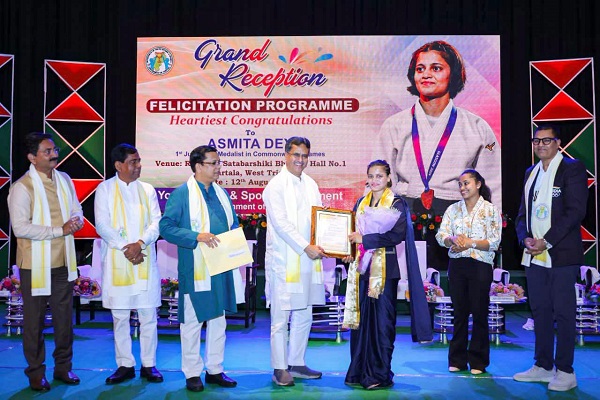 Gold in CWG: Asmita Dey felicitated, Tripura CM ha...