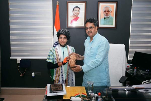 Solo cyclist on Bharat Yatra reaches Tripura, meets CM