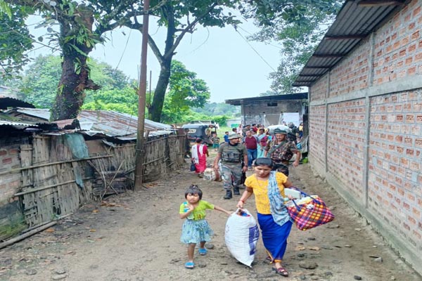 Assam Rifles provides assistance to IDPs in Jiribam