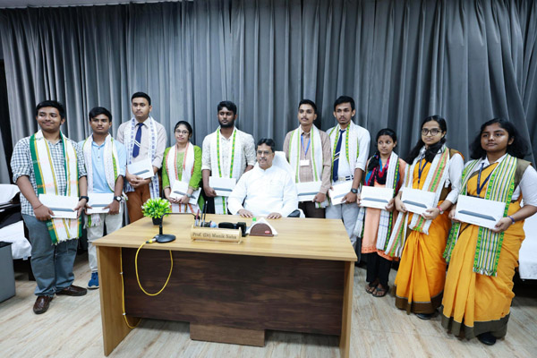 Tripura CM felicitates Madhyamik, HS toppers