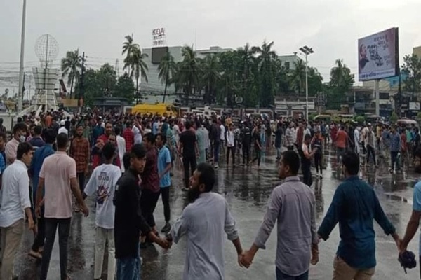 Minority Bangladeshi Hindus stage massive protest for second consecutive day